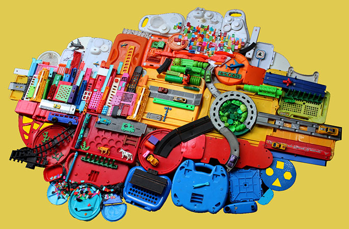 “BIG BANG”. 2019. Donde comienza el juego del consumo. Ensamblaje de partes de juguetes de plástico. 1,90 m x 1,5 m. Obra donada al Hospital de Pediatría Dr. Fernando Barreyro